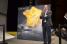 Christian Prudhomme poseert naast de kaart van de Tour de France 2013 (445x)