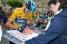 Chris Froome signs the start flag (216x)