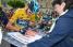 Chris Froome signs the start flag (347x)
