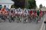 Het peloton bij een nieuwe doorkomst in Isbergues aan de start (290x)