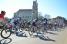 The peloton in front of the cathedral of Mantes-la-Jolie (544x)