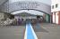 The peloton arrives on the circuit (384x)