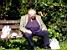 Un homme qui dort sur un banc dans un parc à Bristol (598x)