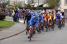 The peloton starts the descent towards the foot of the Côte du Cimétière (427x)