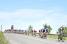 The peloton back together close to Robecq (495x)