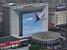 [Warschau] Een reclame met daarin de Grande Arche (La Défense, Parijs) (176x)