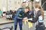 Ruben Fernandez (Movistar) signe un autographe (416x)