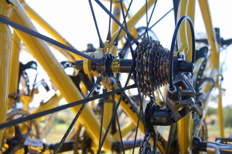 A zoom on a wheel of a bike on the Mavic car (4264x)