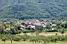 Vue sur un petit village dans une valle sur l'tape Le Grand-Bornand > Tignes (2) (395x)
