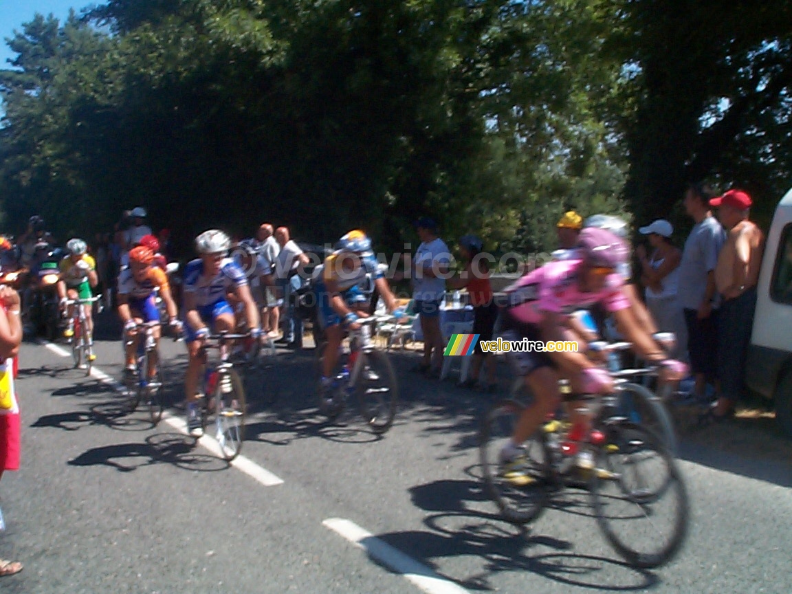 The first group of 8 cyclists
