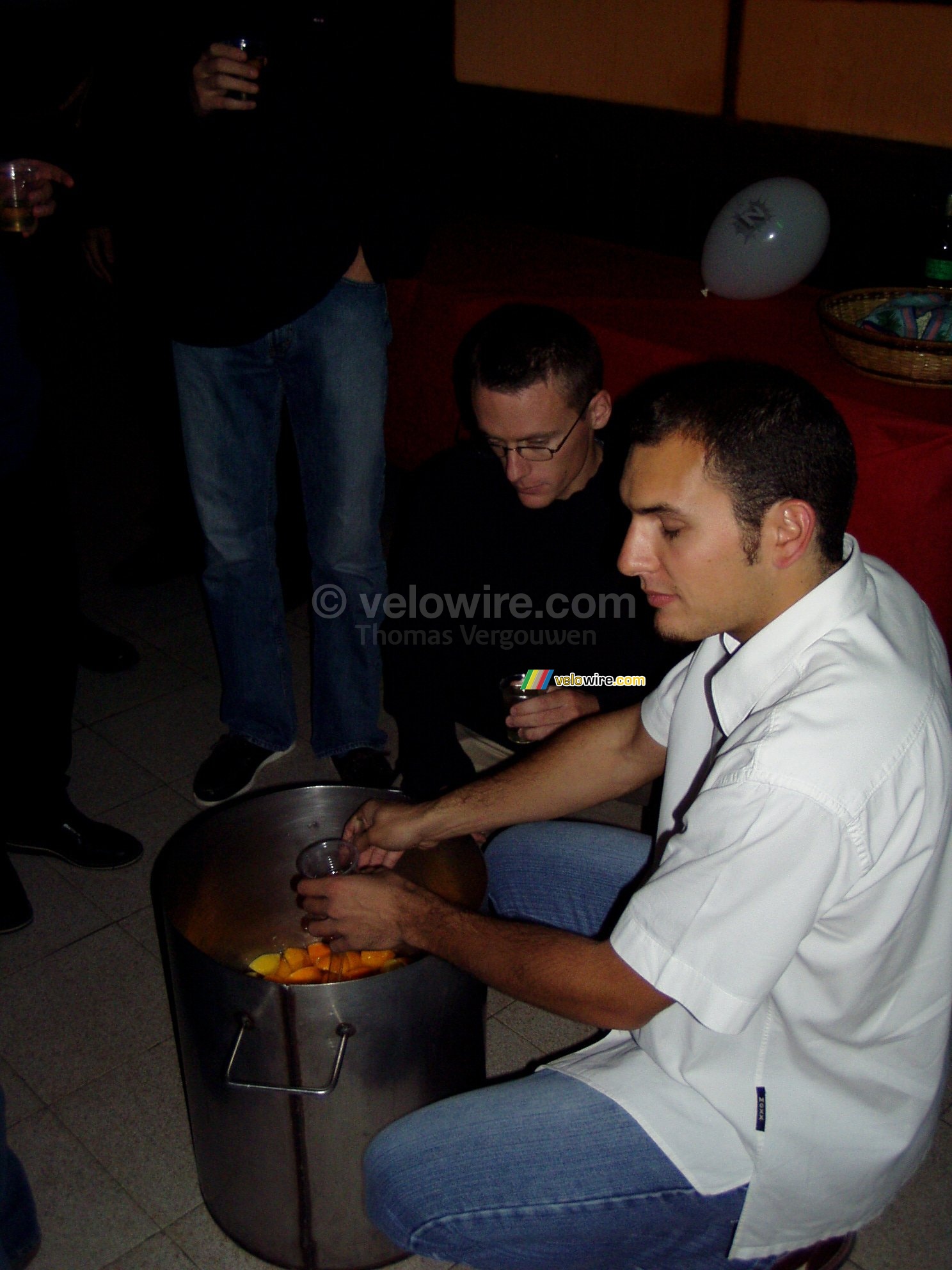 Florent and Cdric prepare the drinks ...