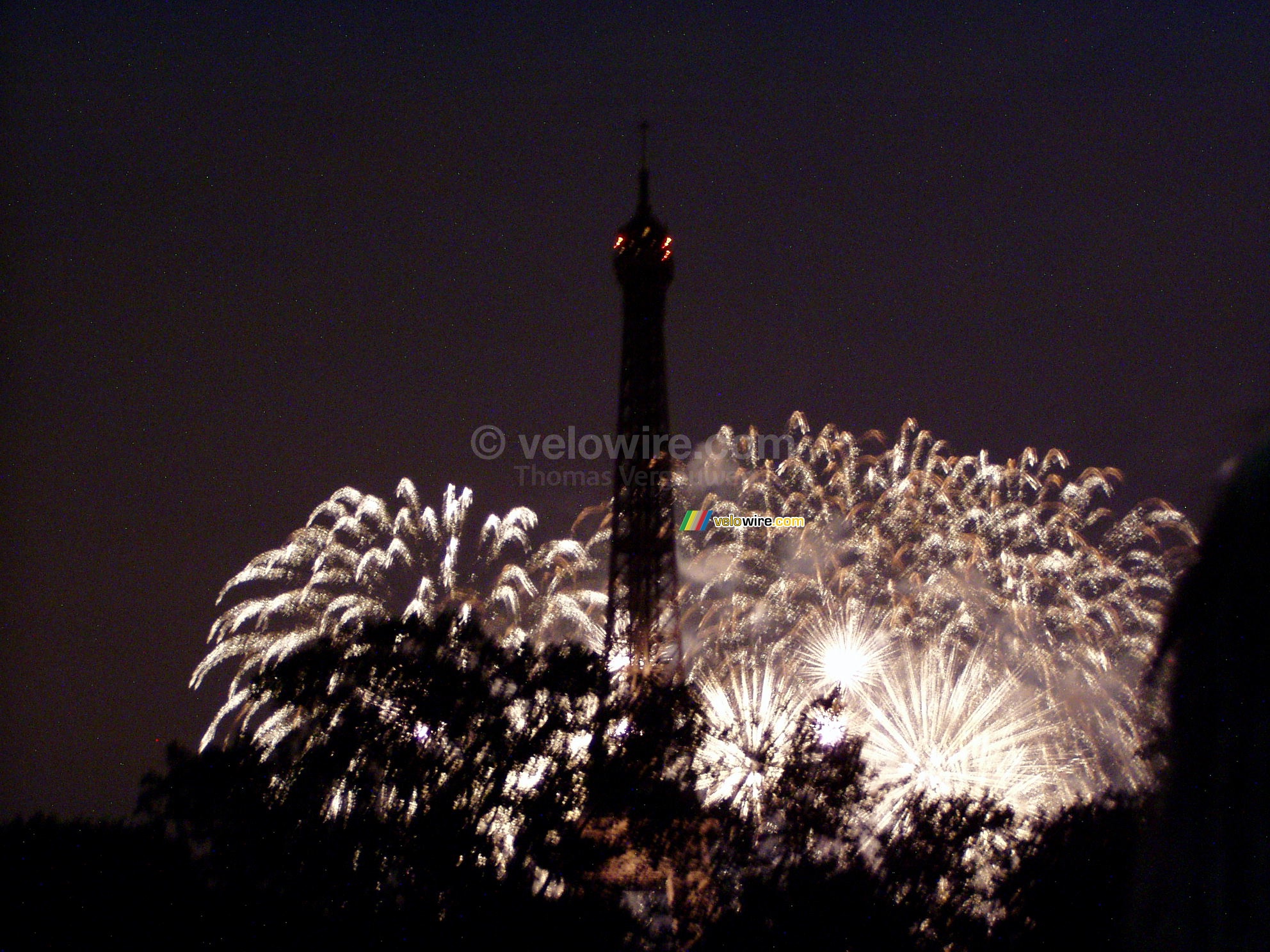 The Eiffel tower in the middle of the fireworks