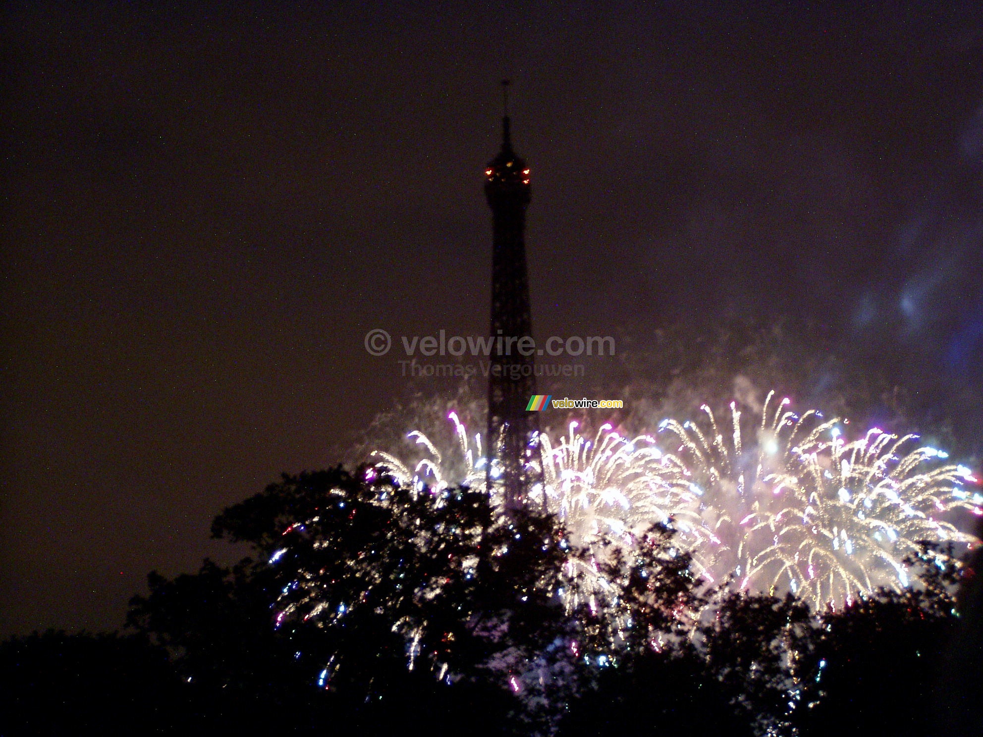 La Tour Eiffel en plein milieu du feu d'artifice