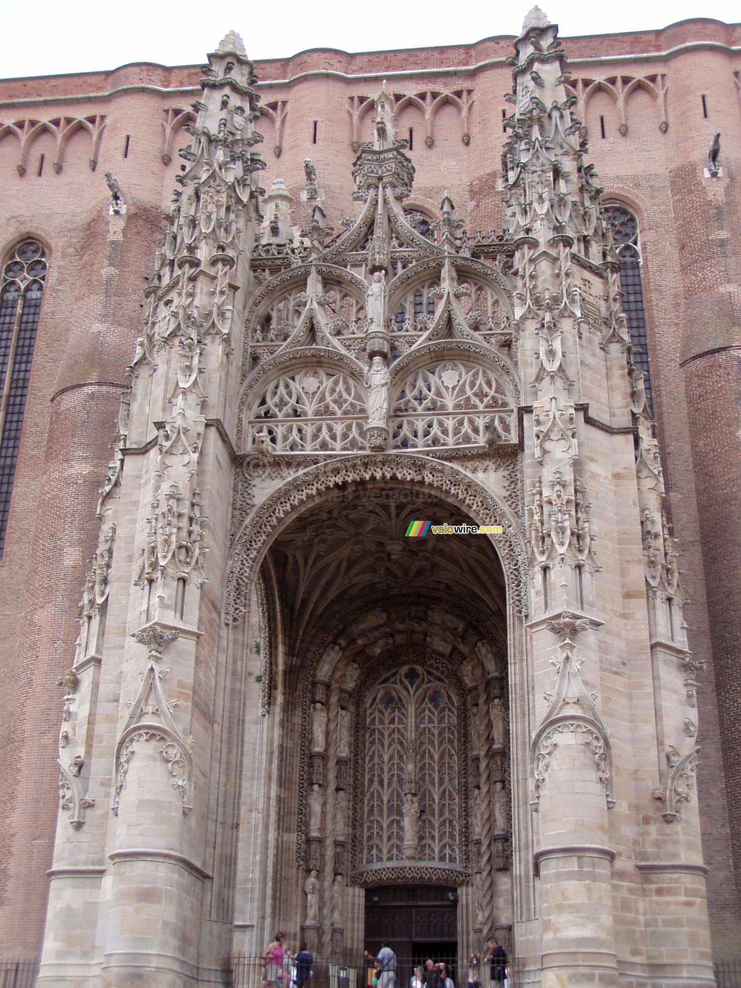 De indrukwekkende ingang van de Basilique Sainte-Ccile in Albi