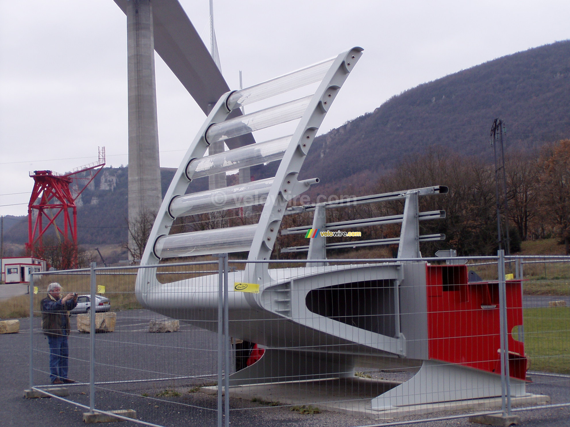 Un des lments de protection de bord du Viaduc de Millau