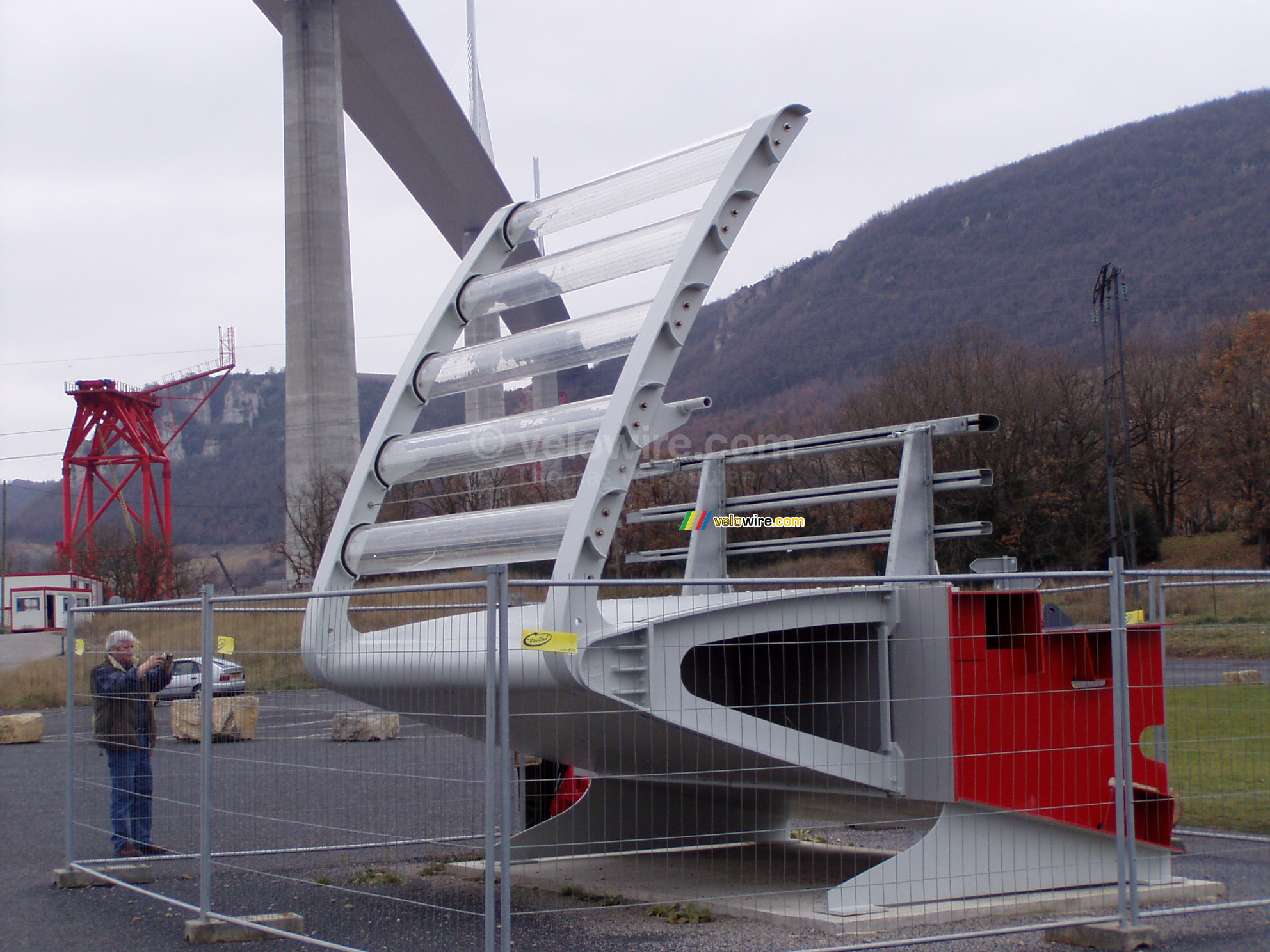 Een van de vangrail-/windvangerelementen van het viaduct van Millau