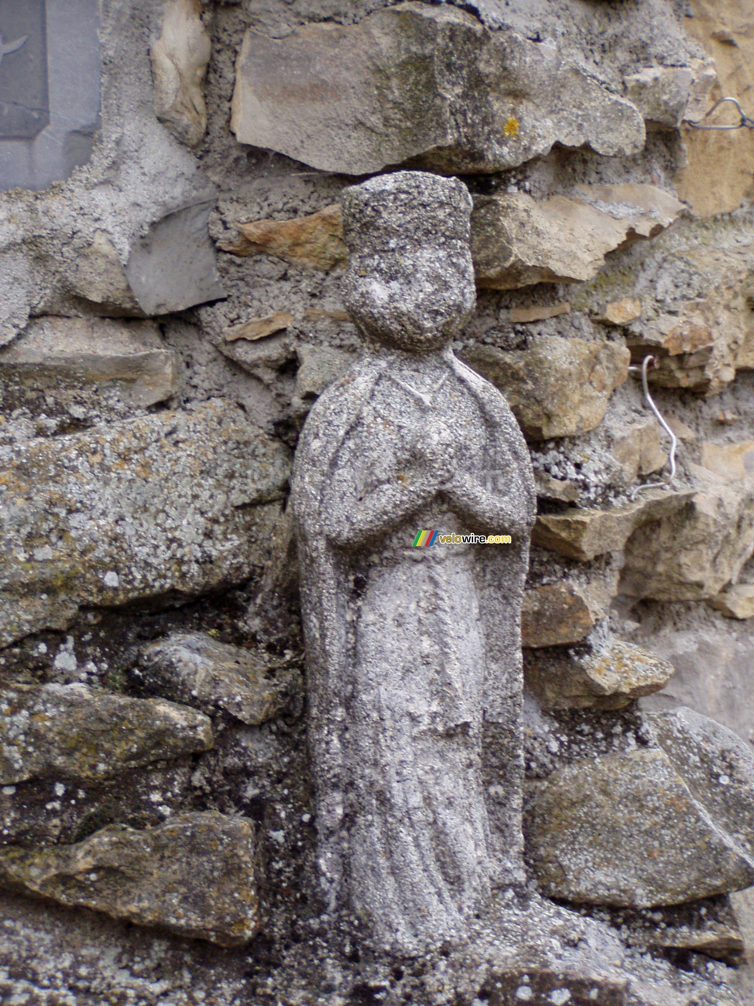 Een verweerd engeltje in St. Georges de Luzenon