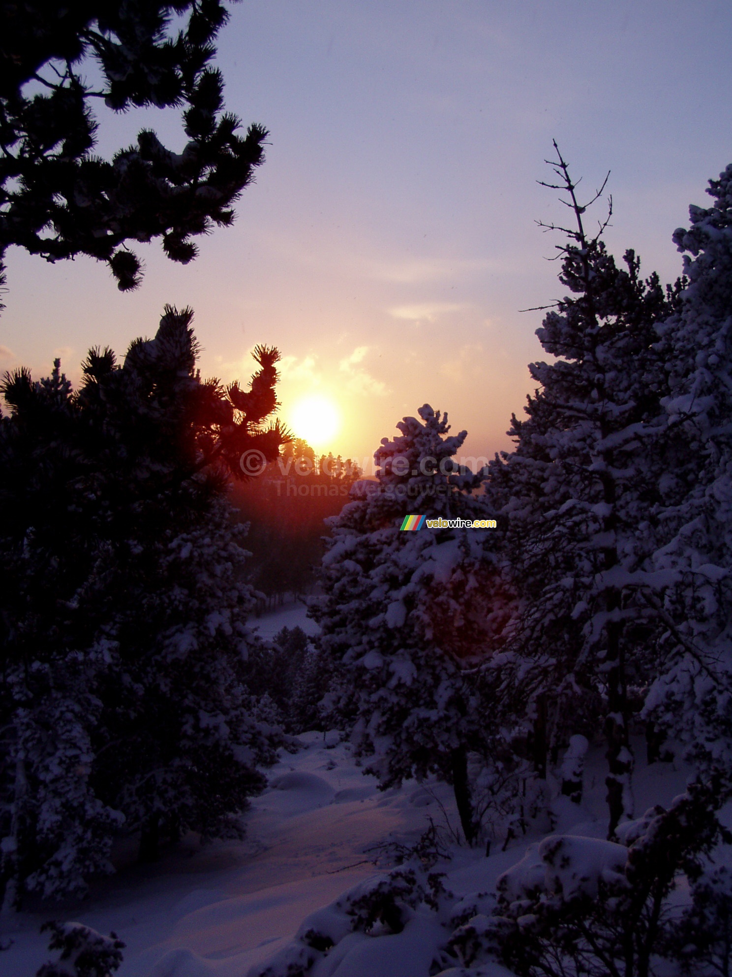 De zonsondergang in een winters landschap