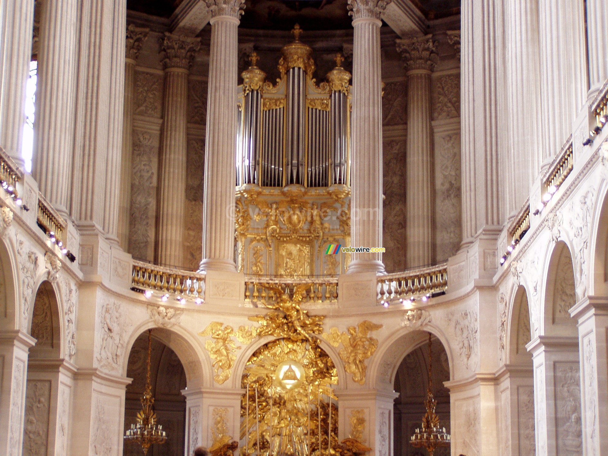 The organ above the altar in the castle of Versailles