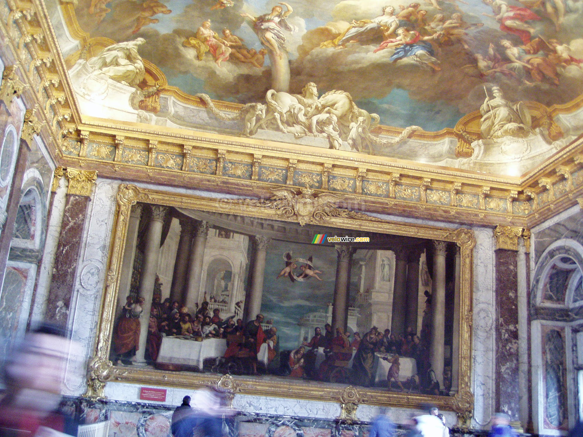 Een schilderij en een deel van het plafond in een zaal in het kasteel van Versailles