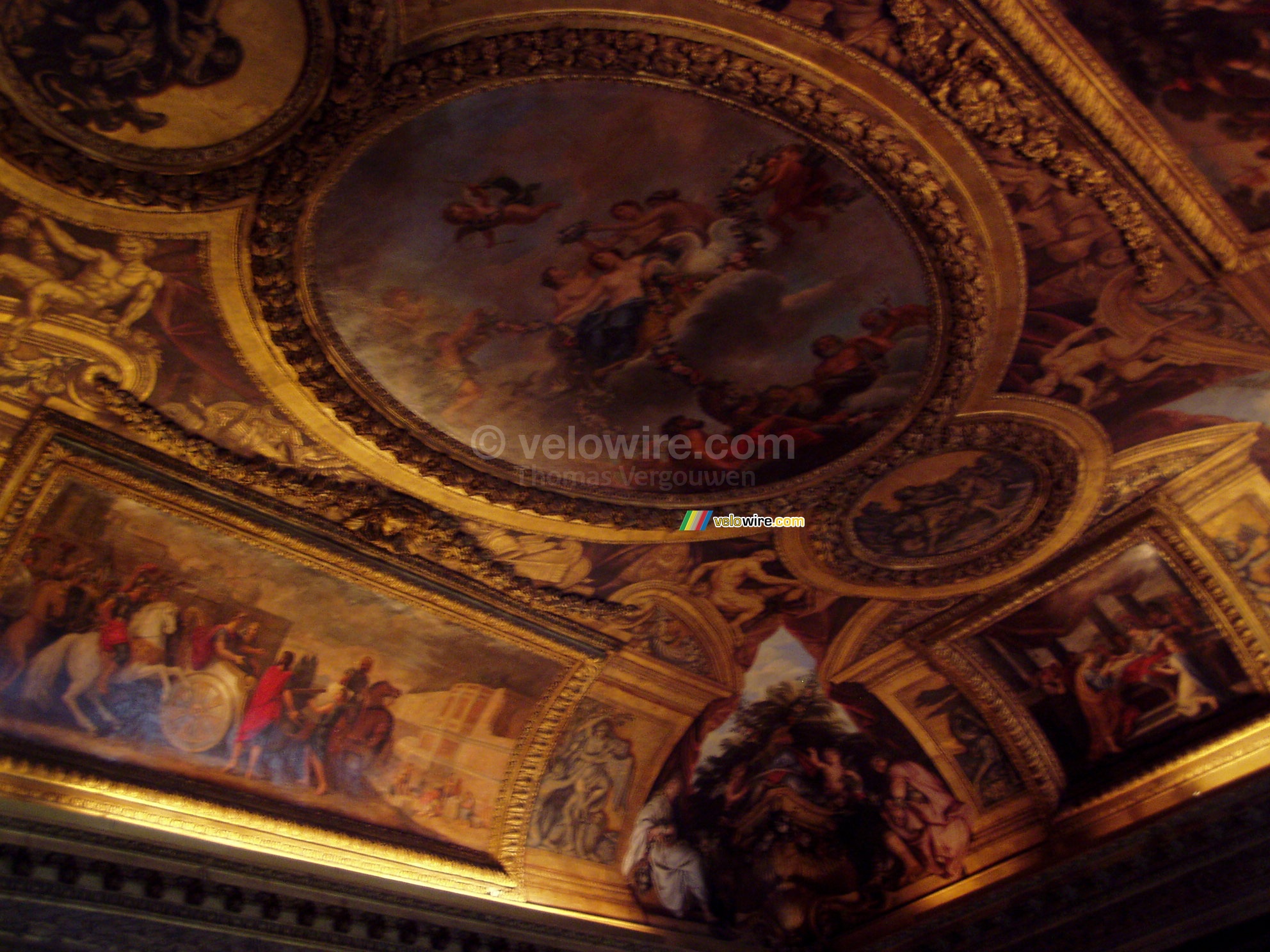 En van de vele mooie plafonds in het kasteel van Versailles