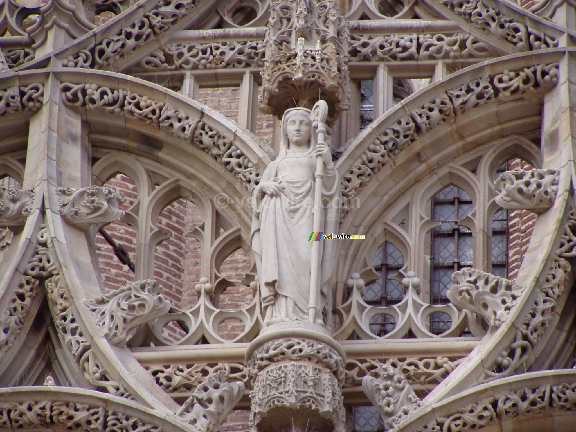 Een detail van de ingang van de Basilique Sainte-Ccile