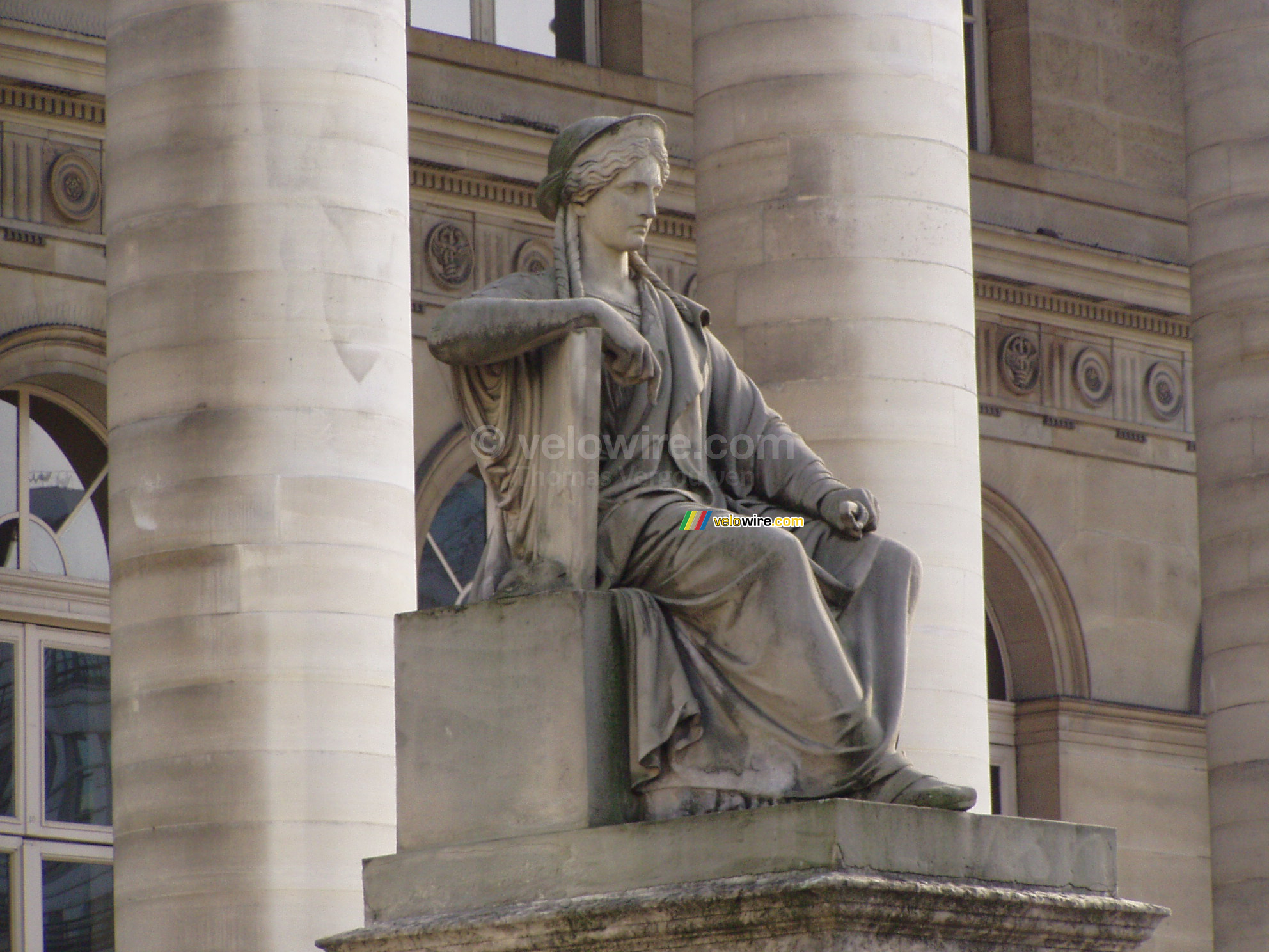 Statue devant la Bourse