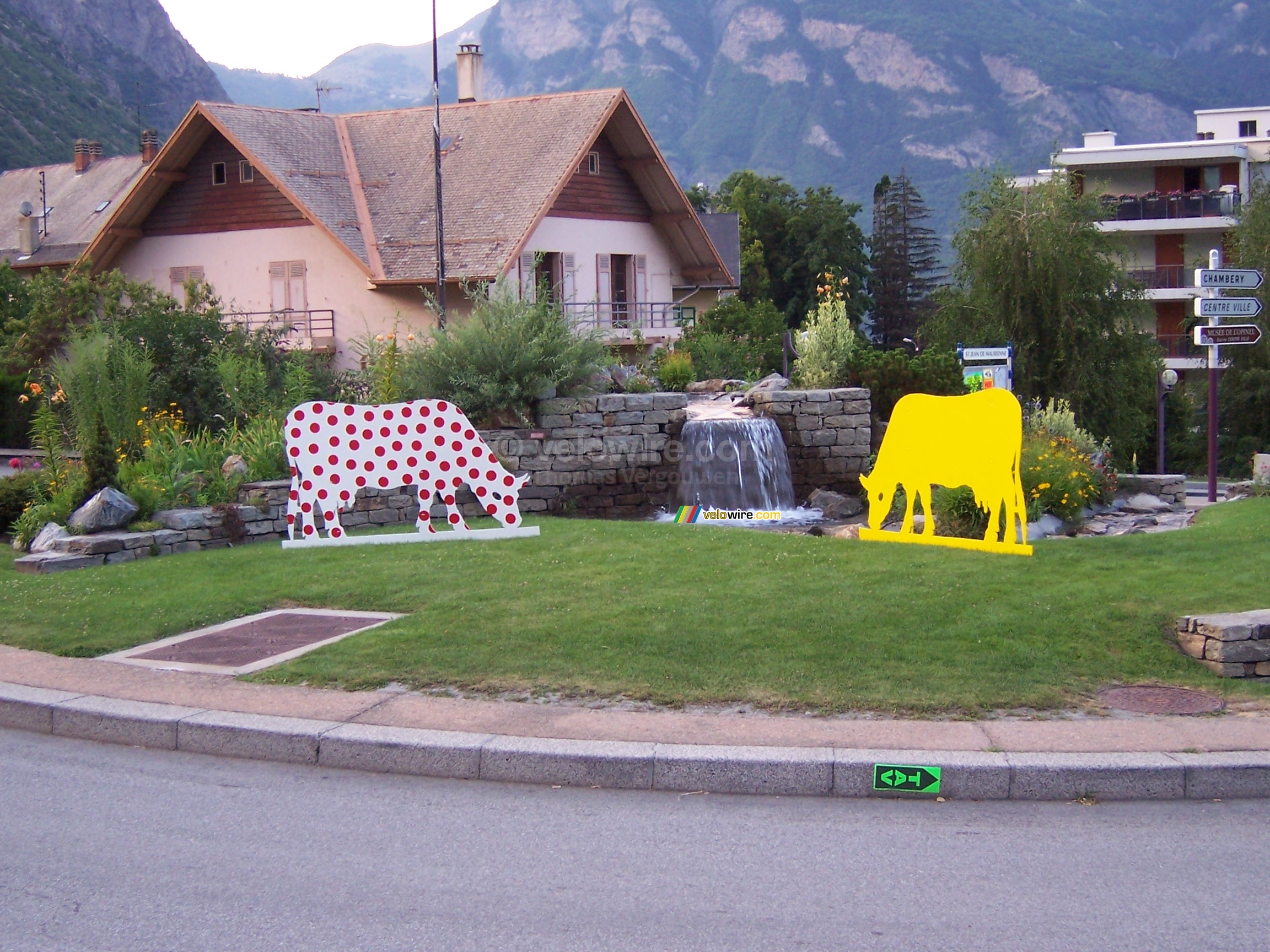 Rond-point avec des vaches dans les couleurs des maillots jaune et  pois