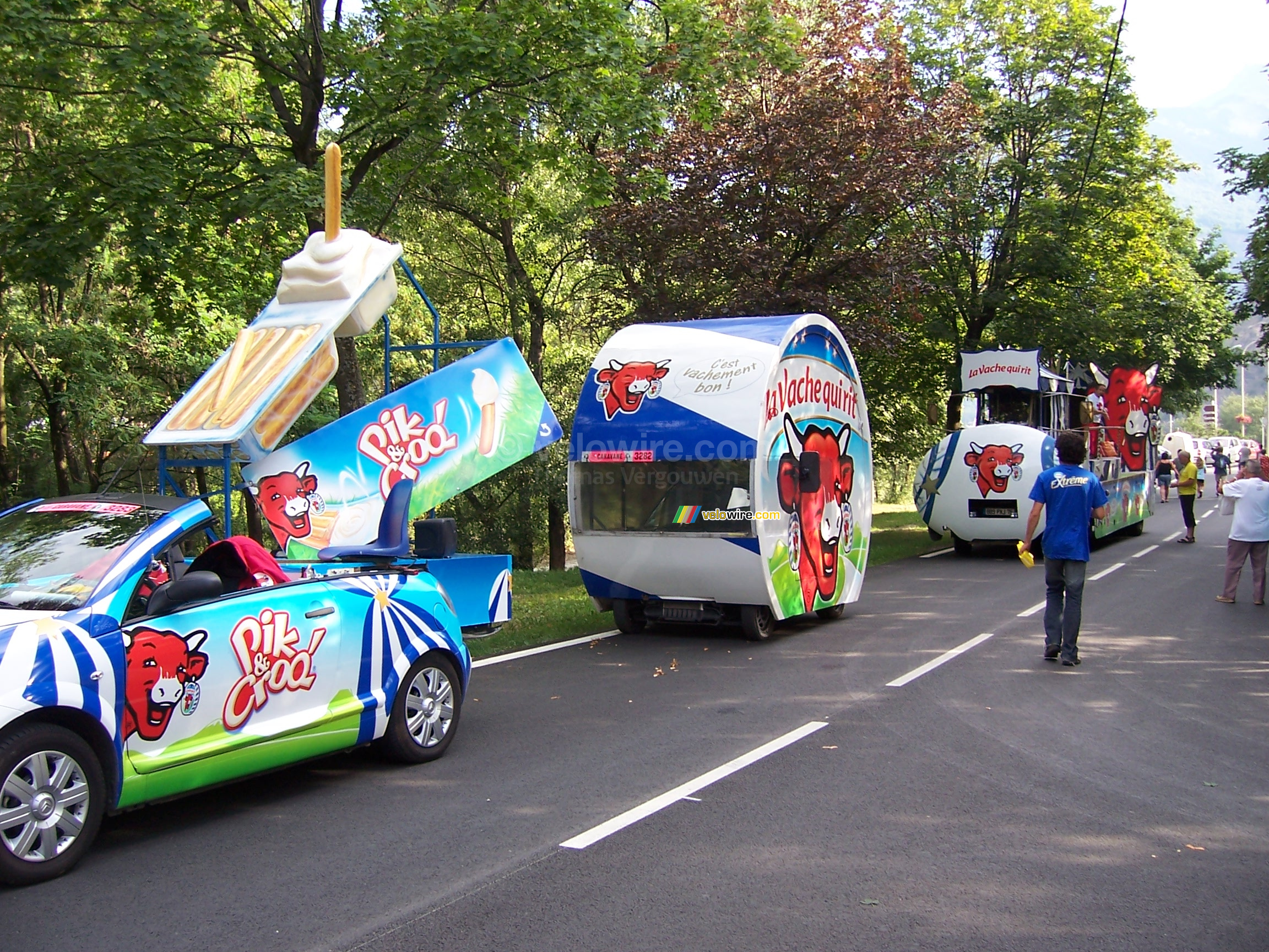 De auto's voor vertrek - [1 dag in de reclamecaravaan van La Vache Qui Rit]