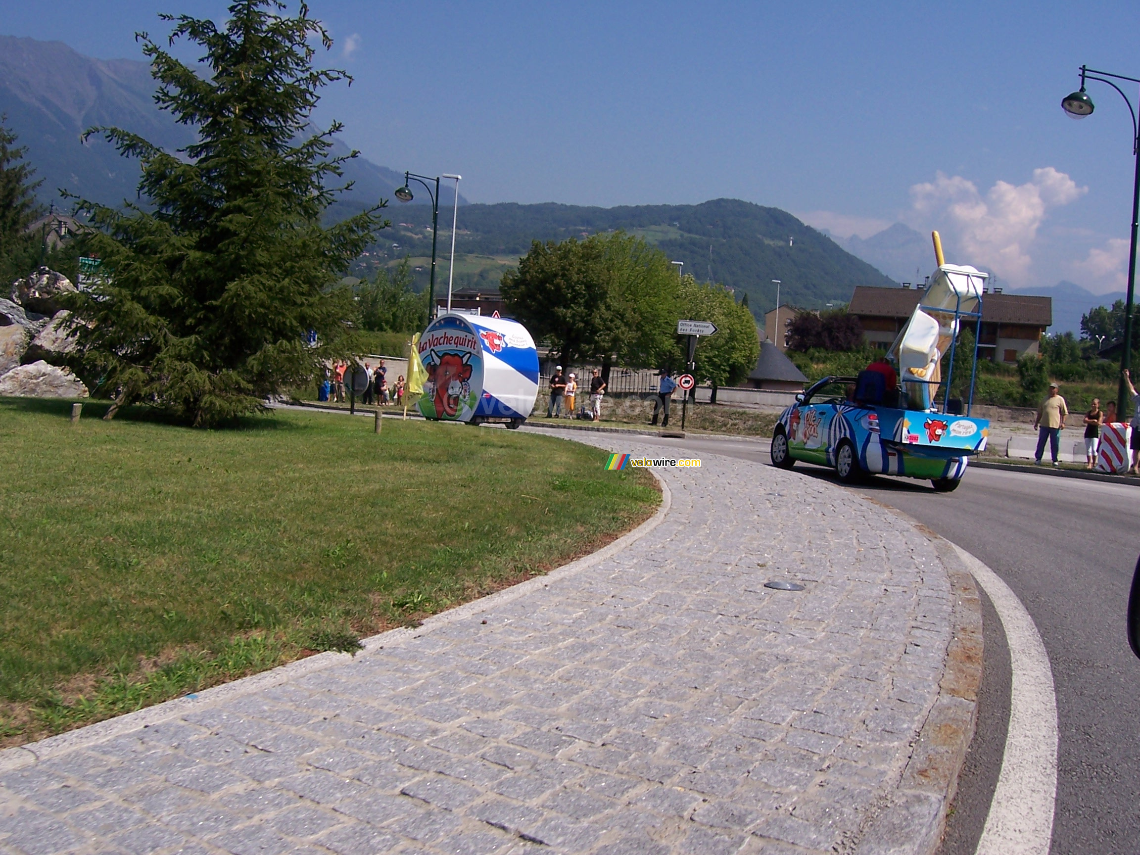 L'emballage La Vache Qui Rit et une des voitures sur un rond point - [1 jour dans la caravane de La Vache Qui Rit]