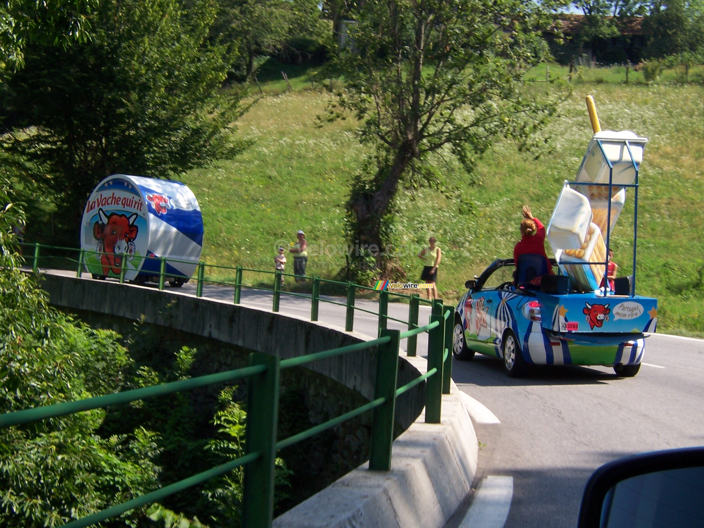 De La Vache Qui Rit verpakking en n van de auto's in een bocht  - [1 dag in de reclamecaravaan van La Vache Qui Rit]