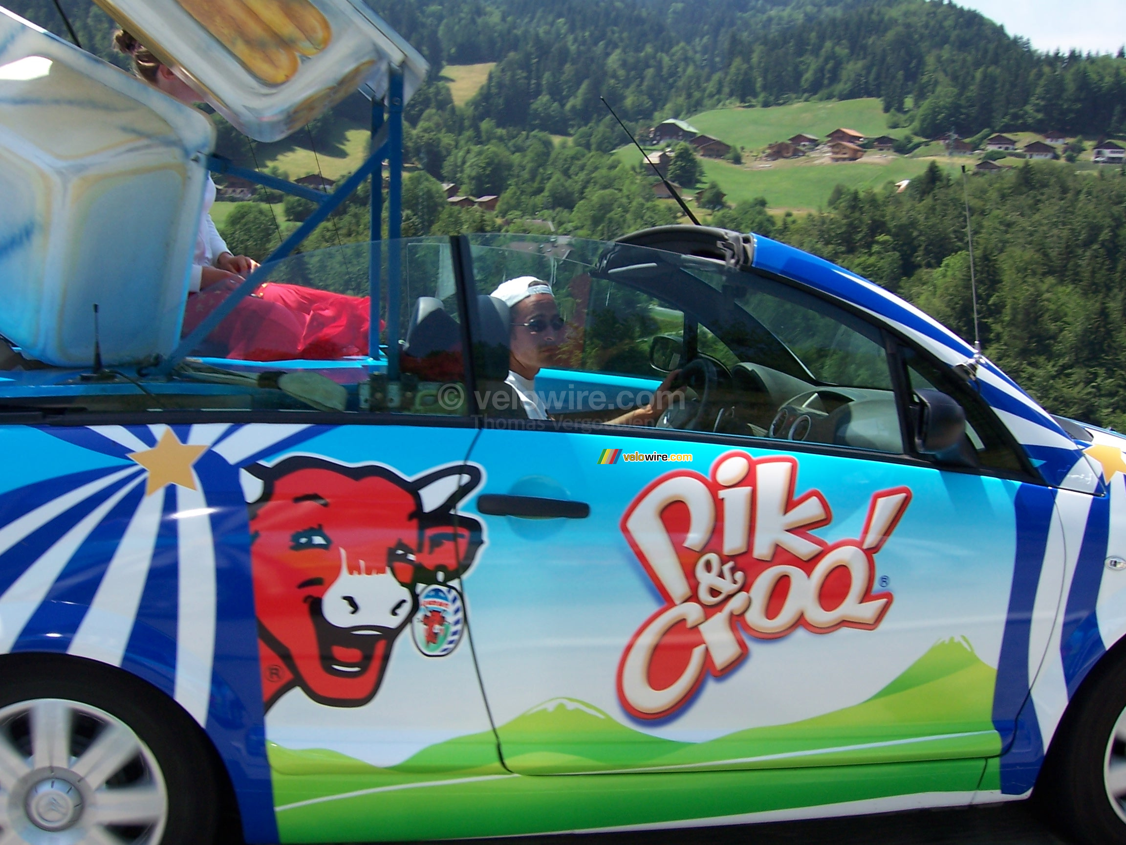 We're passing one of the Pik & Croq' cars - [1 day in the La Vache Qui Rit 