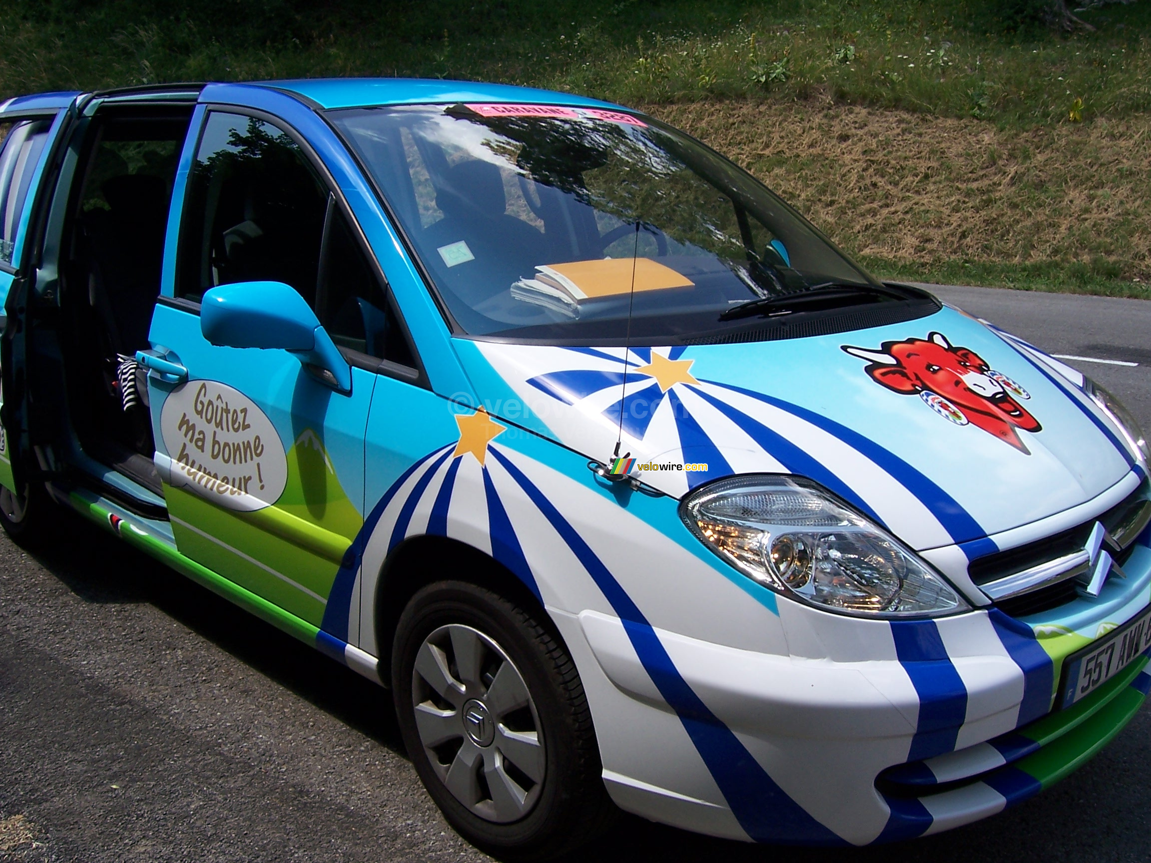 Onze auto in het zonnetje 1 - [1 dag in de reclamecaravaan van La Vache Qui Rit]