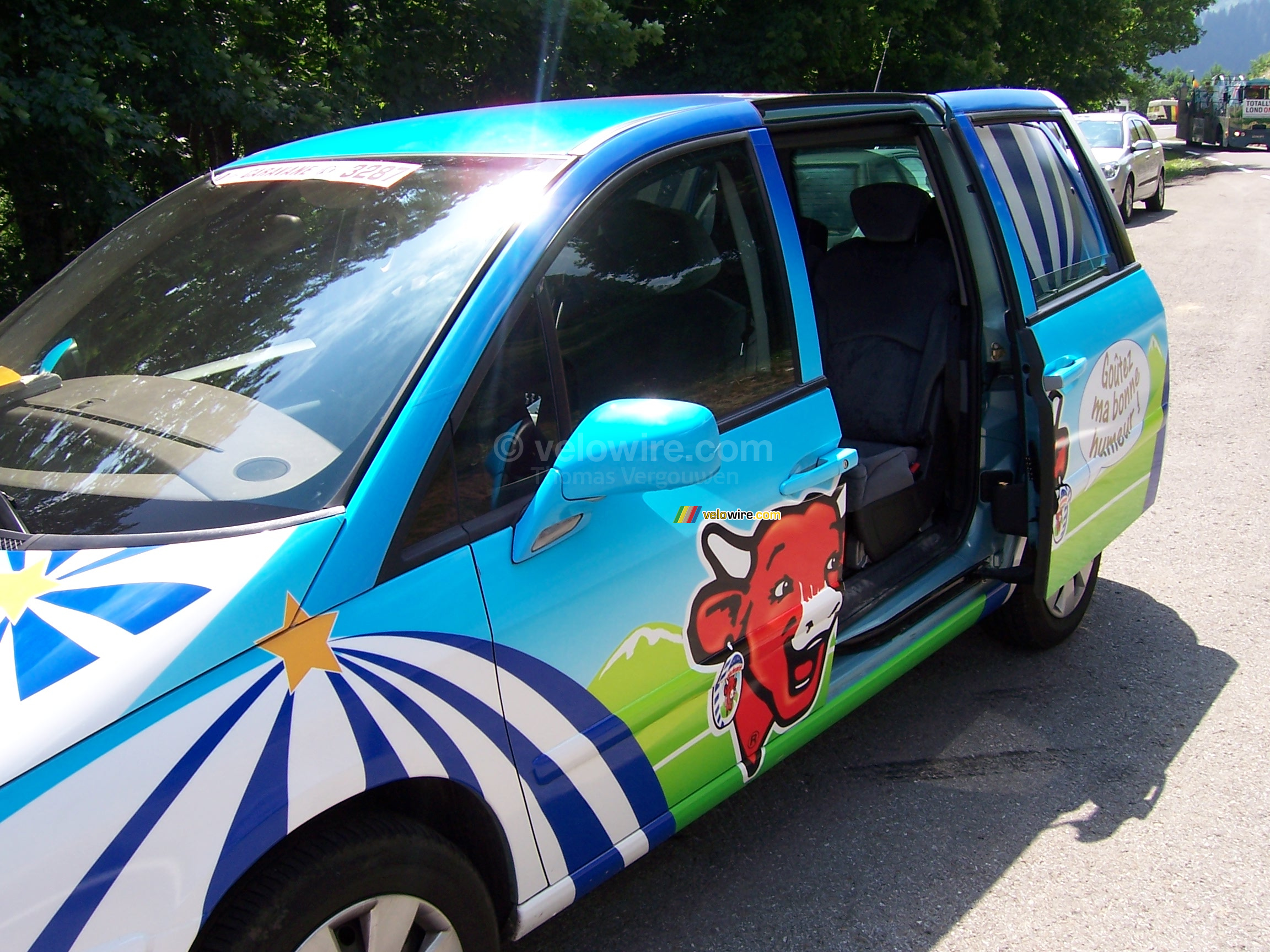 Onze auto in het zonnetje 2 - [1 dag in de reclamecaravaan van La Vache Qui Rit]