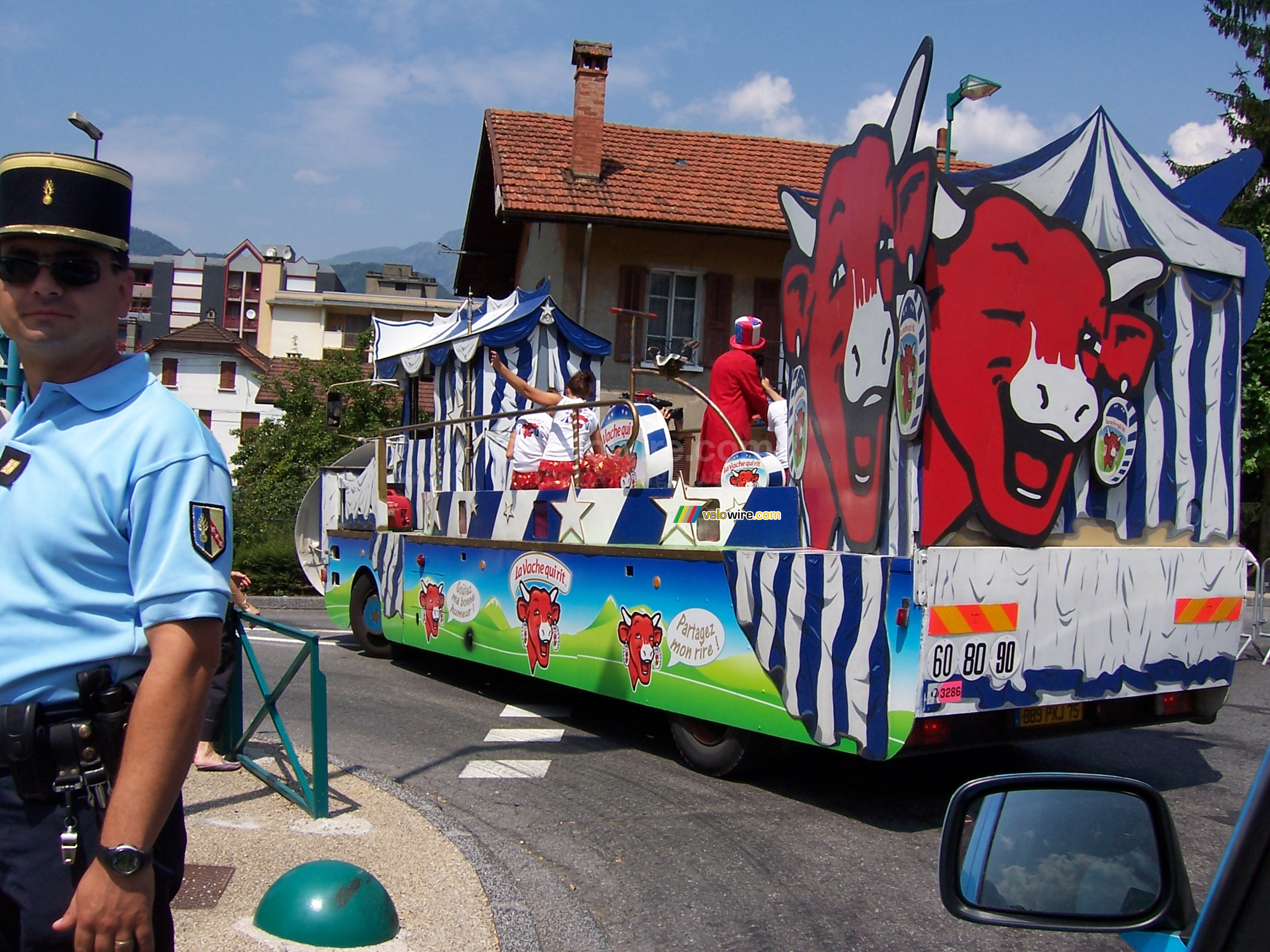 Close-up of the truck ... and a police officer - [1 day in the La Vache Qui Rit 