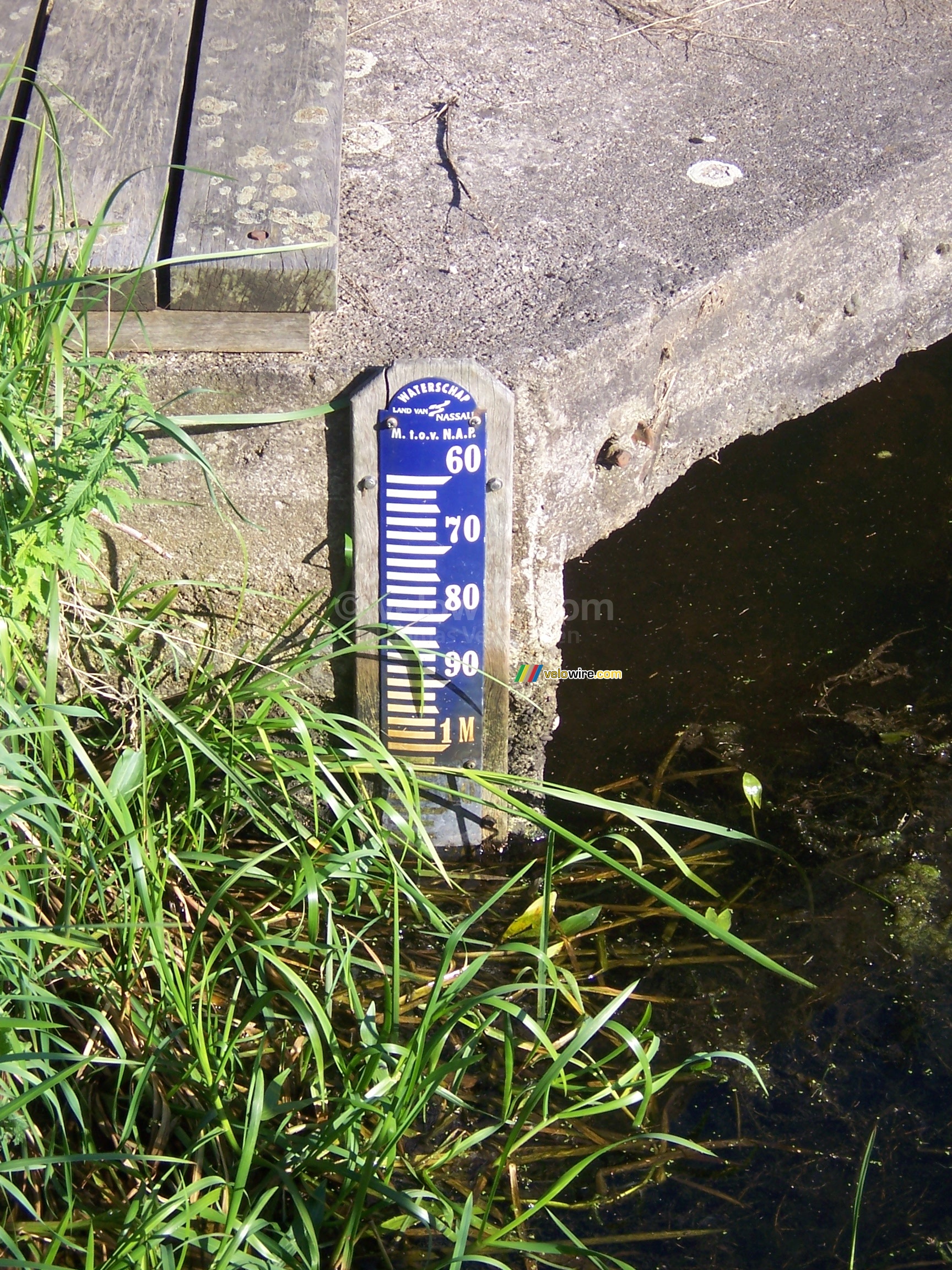 L'indication du niveau de l'eau par rapport au N.A.P.