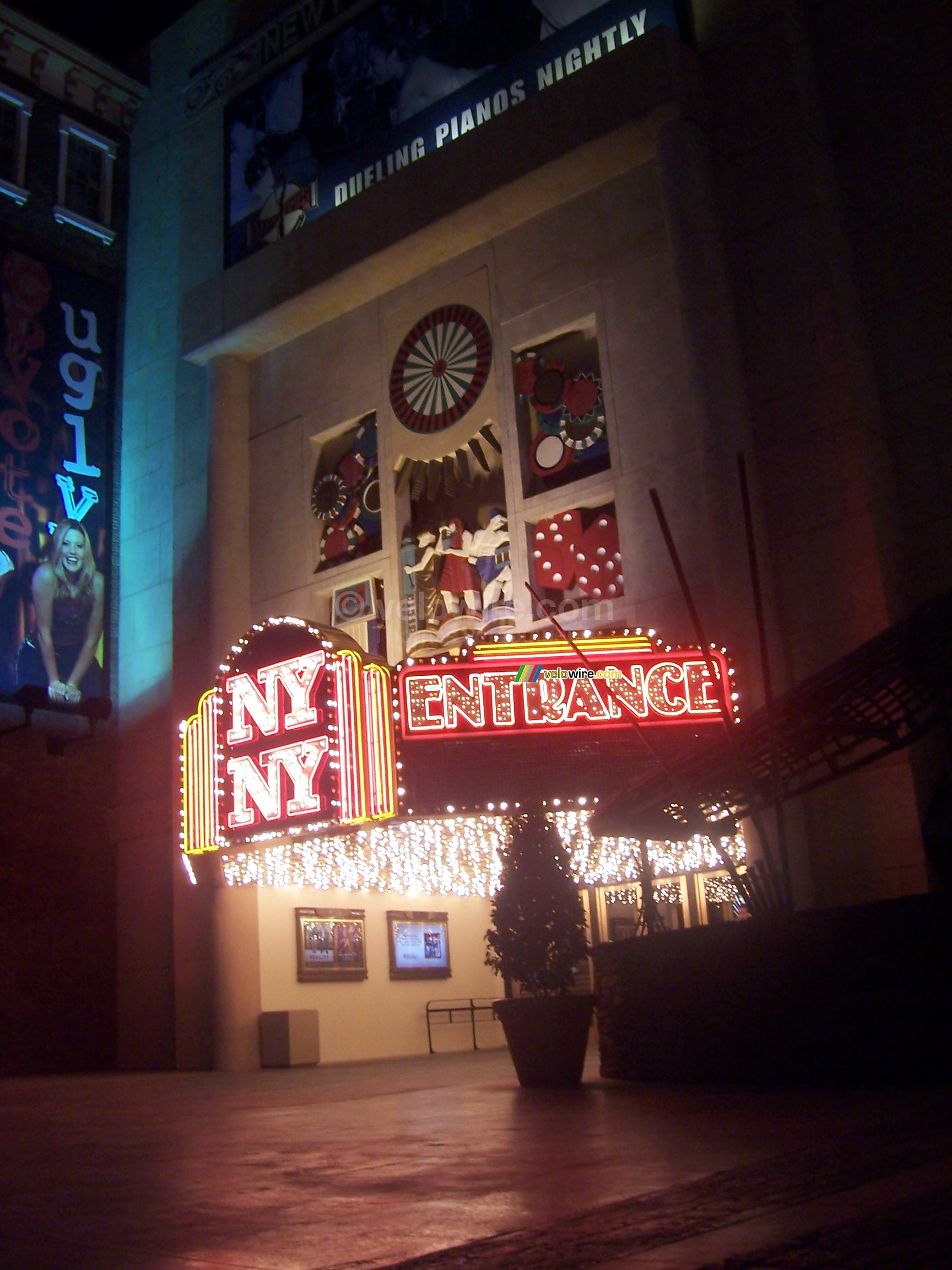 En van de ingangen van het New York New York Hotel