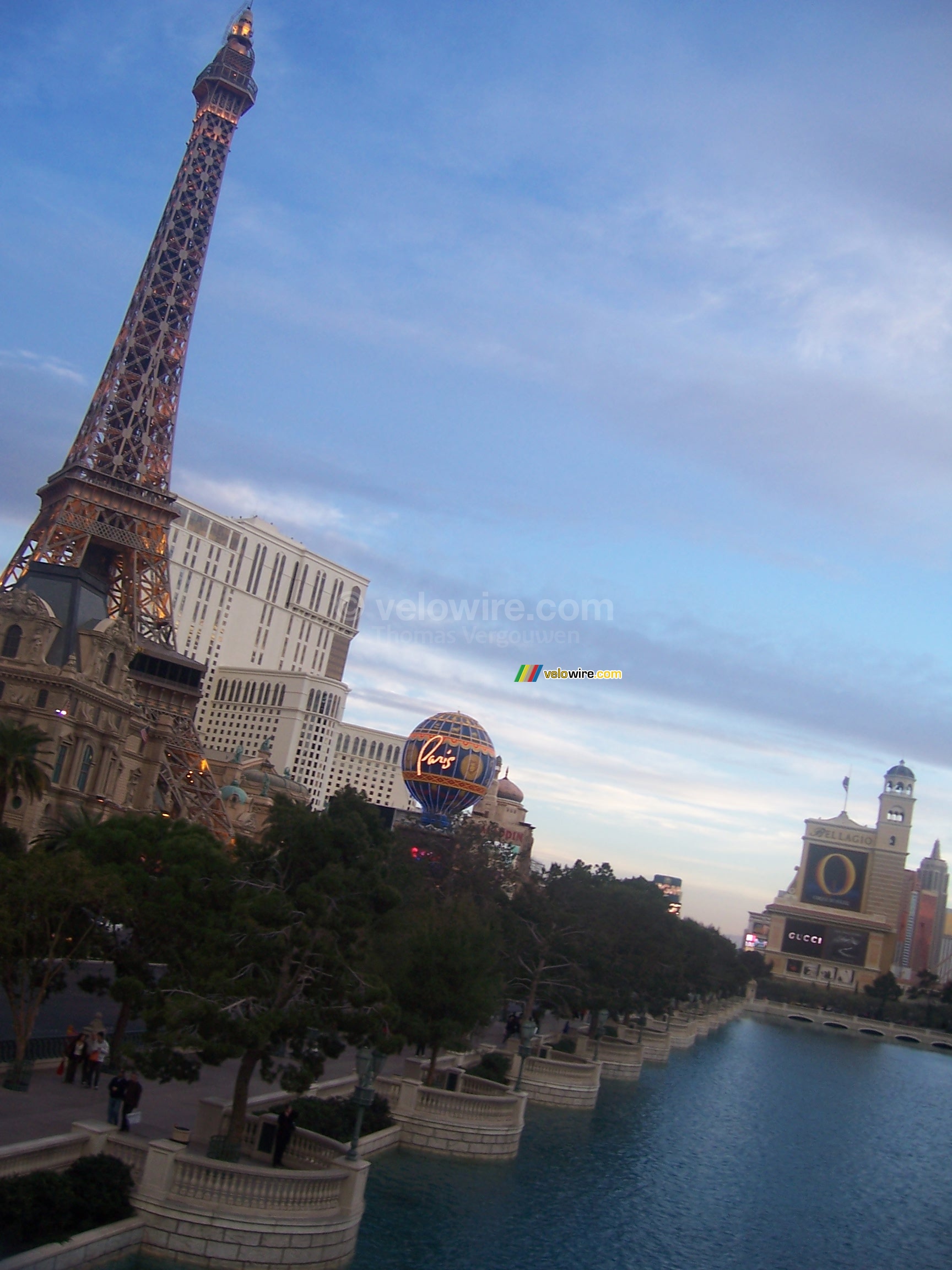 Links Paris met de Eiffeltoren, rechts de ingang van Bellagio