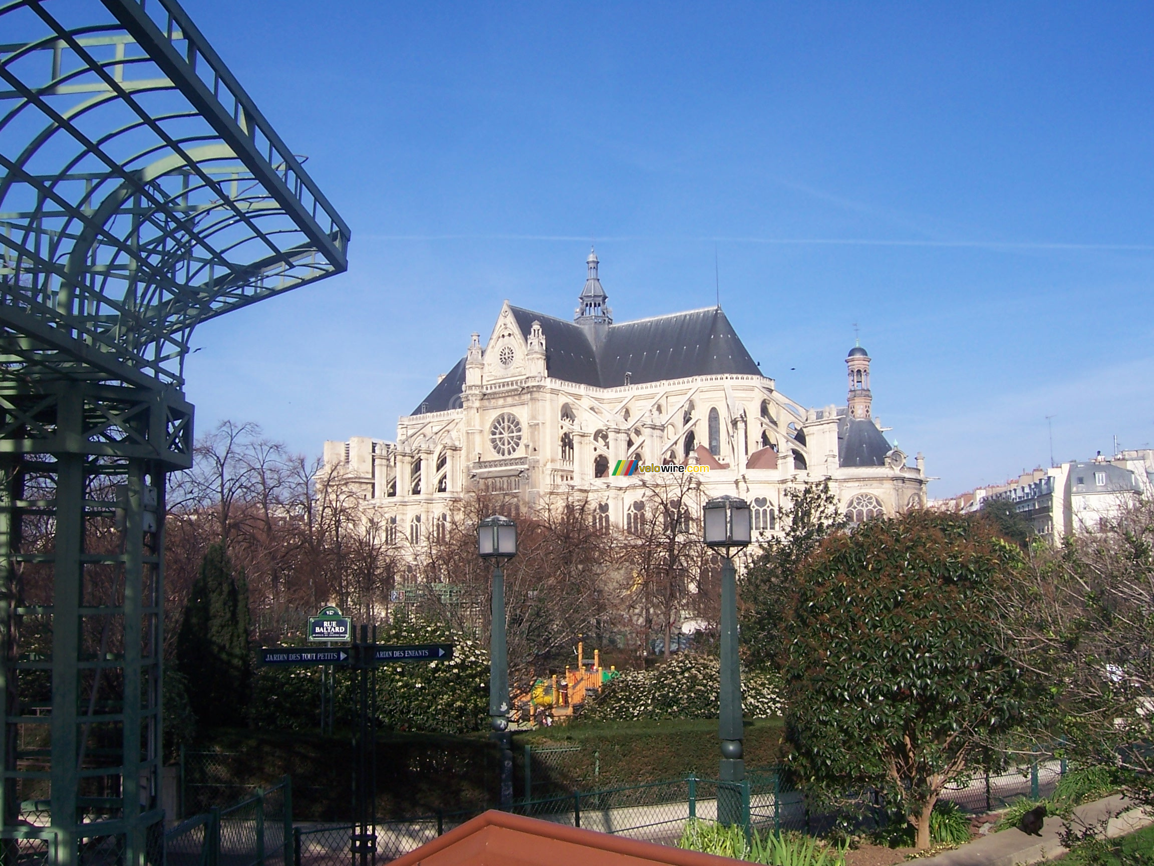 De kerk Saint-Eustache gezien vanaf het Forum des Halles