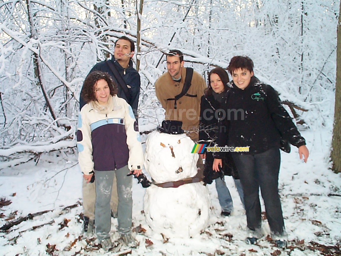 Onze sneeuwpop in het bos van Meudon met zijn makers