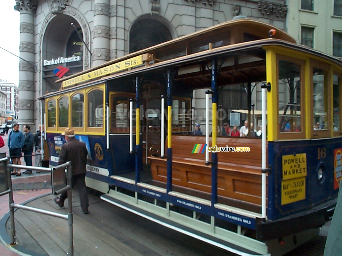 [San Francisco] - De cable car op zijn draaiplateau