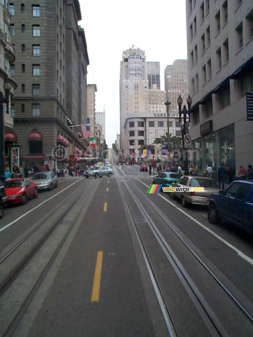 Powell Street gezien vanuit de 'cable car' met aan de rechterkant Union Square