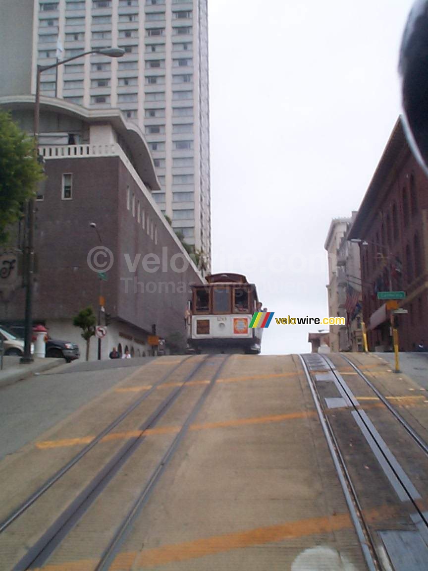 [San Francisco] - Een andere 'cable car' gezien vanuit onze 'cable car' in de Powell Street