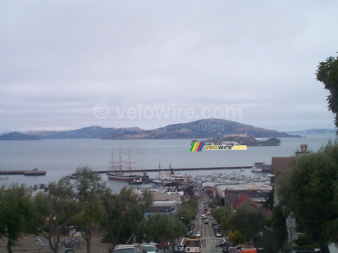 [San Francisco] - Alcatraz en de Fisherman's Warf gezien vanuit de cable car
