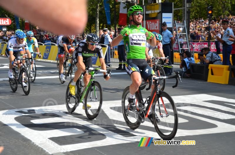 Mark Cavendish (HTC-Highroad) wins the stage