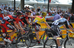 Cadel Evans (BMC Racing Team) remercie son coéquipier Marcus Burghardt (586x)