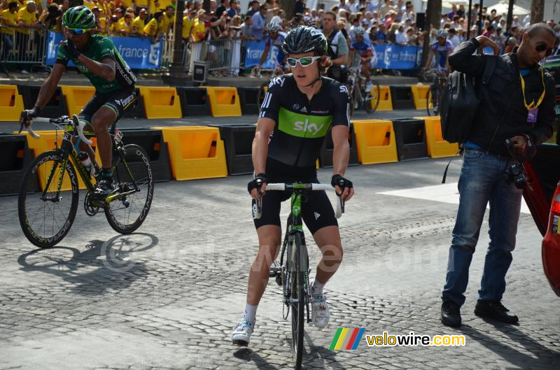 Geraint Thomas (Team Sky) and his dropped chain