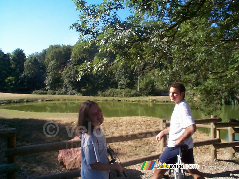 Cédric & Marie à côté d'un lac à Genas