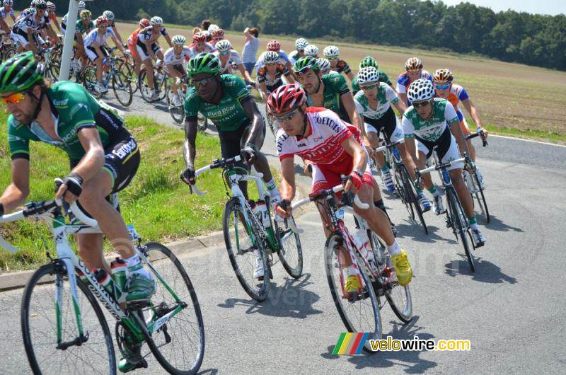 Het peloton in de bocht