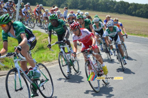 Le peloton dans le virage (651x)